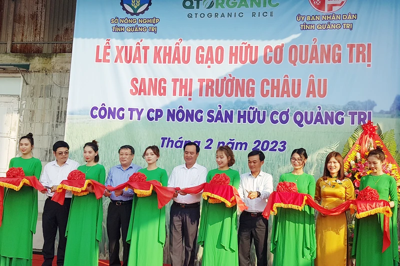 Lãnh đạo Ủy ban nhân dân tỉnh Quảng Trị tham dự và cắt băng tại lễ xuất khẩu gạo hữu cơ sang thị trường châu Âu.