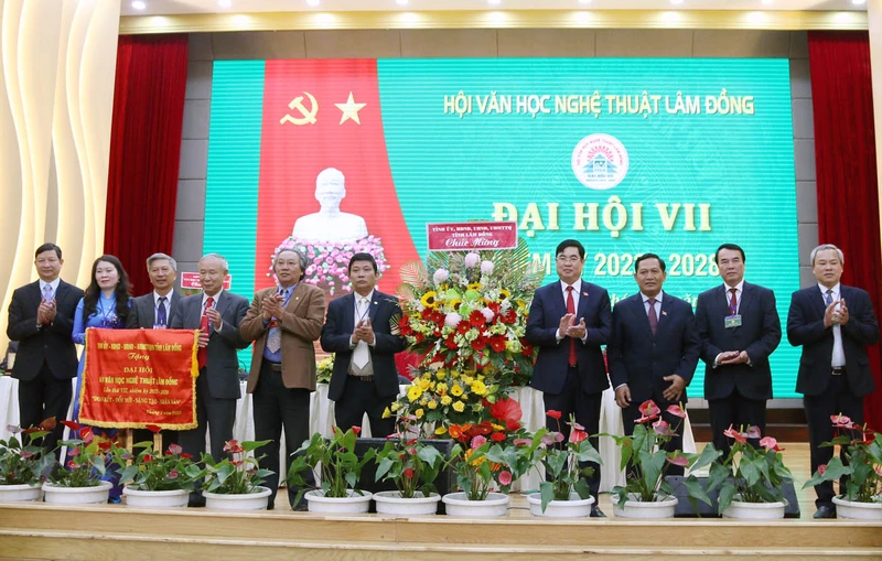 Lãnh đạo tỉnh Lâm Đồng trao bức trướng và lẵng hoa chúc mừng đại hội.