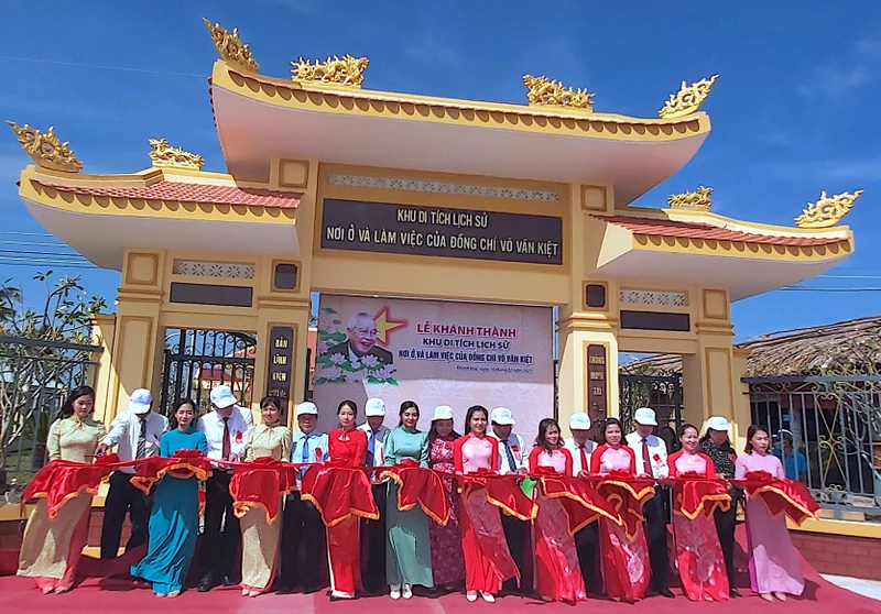 Lãnh đạo địa phương thực hiện nghi thức khánh thành công trình Khu di tích lịch sử “Nơi ở và làm việc của đồng chí Võ Văn Kiệt”.