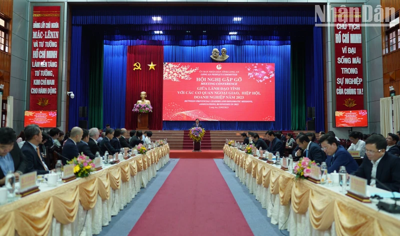 Quang cảnh Hội nghị gặp gỡ giữa lãnh đạo tỉnh với các cơ quan ngoại giao, hiệp hội, doanh nghiệp năm 2023.