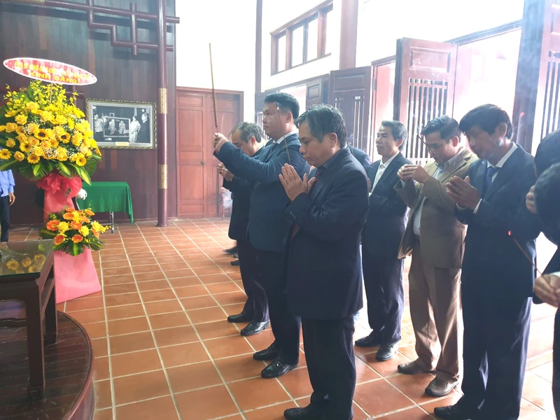 Các đại biểu thành kính dâng hương bày tỏ lòng kính trọng và biết ơn sâu sắc công lao to lớn của Thủ tướng Phạm Văn Đồng. 