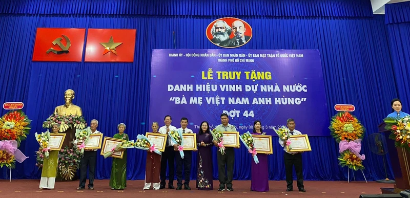 Chủ tịch Ủy ban nhân dân Thành phố Hồ Chí Minh Phan Văn Mãi và Chủ tịch Hội đồng nhân dân Thành phố Nguyễn Thị Lệ trao danh hiệu vinh dự Nhà nước “Bà Mẹ Việt Nam Anh hùng” cho đại diện gia đình các Mẹ.