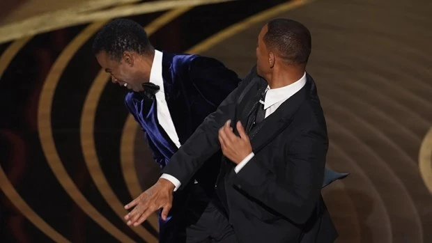 Will Smith tát Chris Rock trong buổi trao giải Oscar 2022. (Nguồn: AFP)