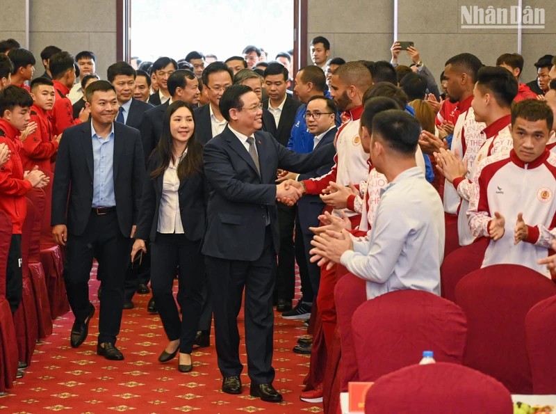 Chủ tịch Quốc hội Vương Đình Huệ với các cầu thủ tại trung tâm.