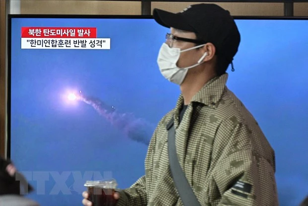 Truyền hình Hàn Quốc đưa tin về vụ phóng thử tên lửa đạn đạo của Triều Tiên, tại Seoul ngày 14/3. (Ảnh: AFP/TTXVN)