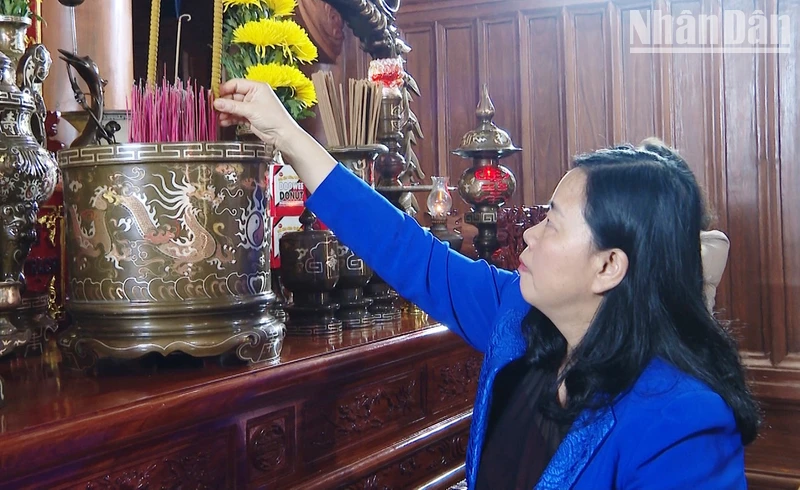 Đồng chí Trưởng ban Dân vận Trung ương dâng hương Đền thờ Bác Hồ và các Anh hùng liệt sĩ tỉnh Quảng Bình.