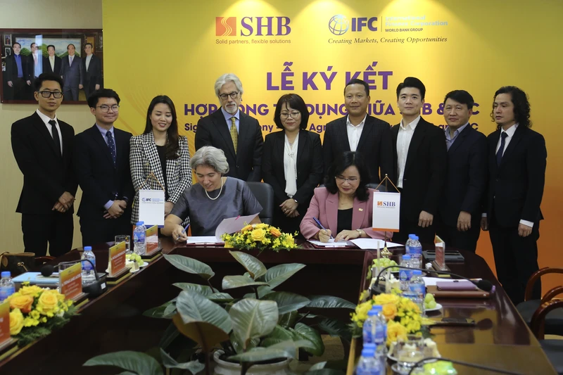 Bà Ngô Thu Hà - Tổng Giám đốc SHB và bà Natalia Bogomolova - Quản lý Kinh doanh Khối Định chế tài chính khu vực châu Á-Thái Bình Dương IFC ký kết hợp tác.