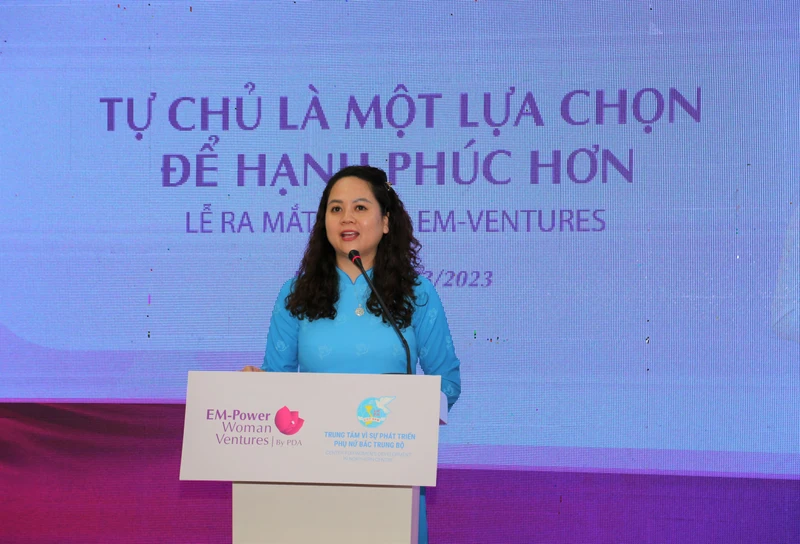 Bà Đặng Cẩm Tú, Giám đốc Trung tâm Vì sự phát triển Phụ nữ Bắc Trung Bộ phát biểu tại chương trình.