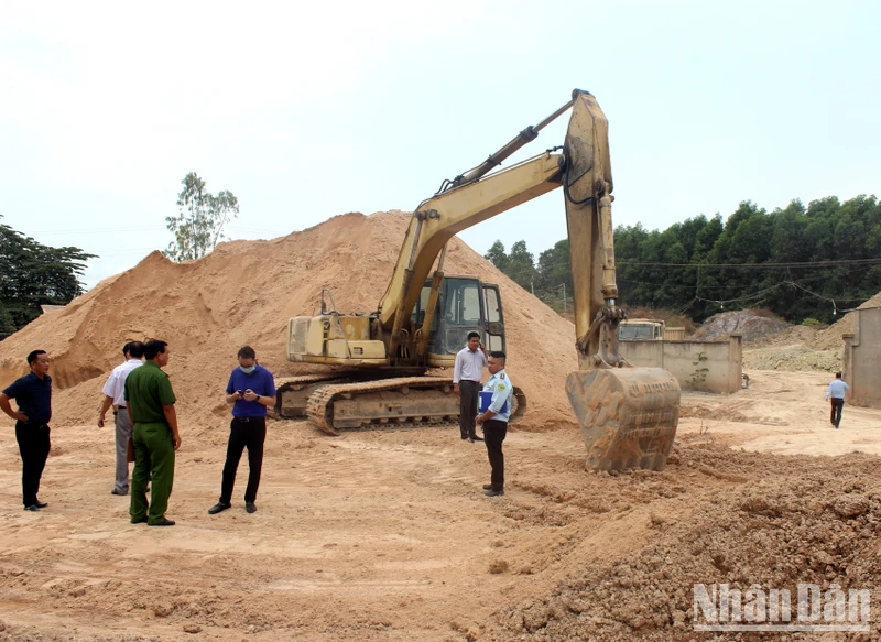 Lực lượng chức năng thành phố Biên Hòa kiểm tra một bãi rửa cát ven sông Buông.