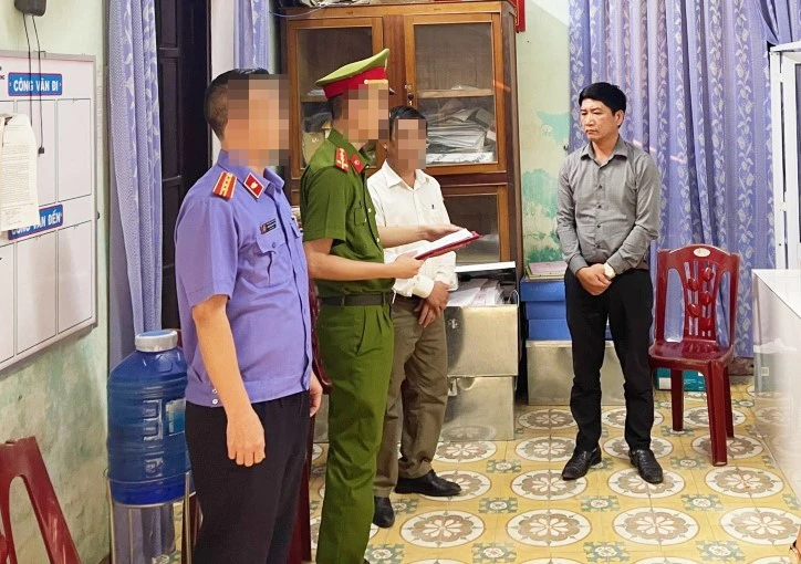 Công an thị xã Ba Đồn tống đạt quyết định khởi tố bị can và bắt tạm giam ông Phạm Văn Tuyến.