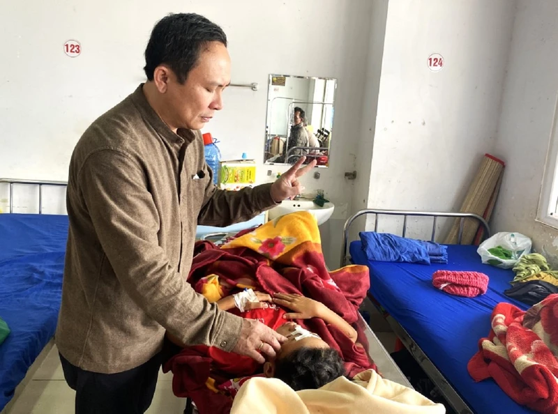 Các học sinh Trường trung học cơ sở Lương Thế Vinh, thị trấn Buôn Trấp, huyện Krông Ana khi bị tai nạn pháo được đưa đến điều trị tại Bệnh viện đa khoa vùng Tây Nguyên.
