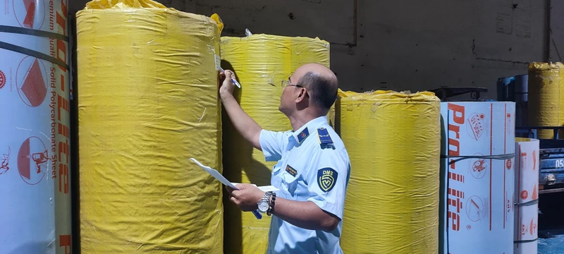 Lực lượng chức năng kiểm tra lô hàng tấm lợp lấy sáng tại nhà kho. (Ảnh: Quản lý thị trường Thành phố Hồ Chí Minh cung cấp).