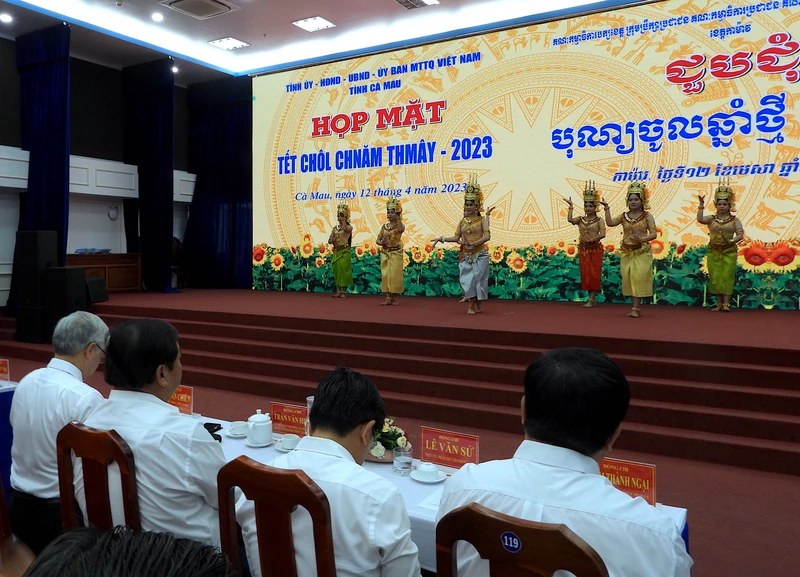 Văn nghệ chào mừng họp mặt Tết cổ truyền Chol Chmam Thmây 2023 tại tỉnh Cà Mau vào sáng 12/4.
