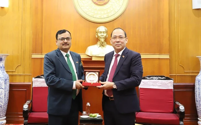 Phó Chủ tịch Ủy ban Trung ương Mặt trận Tổ quốc Việt Nam Hoàng Công Thuỷ tặng quà lưu niệm Ngài Phó Đại sứ nước Cộng hòa Ấn Độ Subhash Gupta.