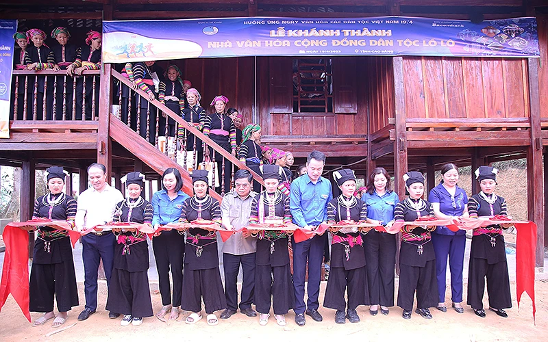 Đại diện Trung ương Hội Liên hiệp Thanh niên Việt Nam và các đơn vị liên quan cùng đồng bào dân tộc Lô Lô cắt băng khánh thành công trình.