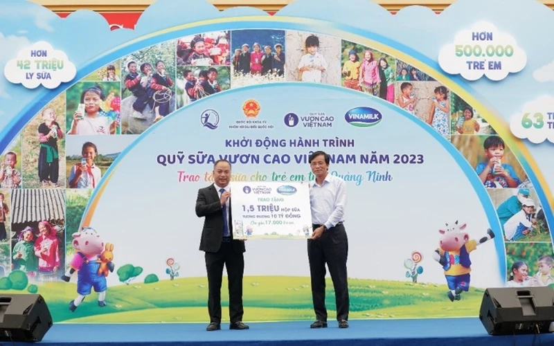 Lãnh đạo Quỹ Bảo trợ Trẻ em Việt Nam đón nhận 1,5 triệu hộp sữa mà Vinamilk ủng hộ cho Quỹ sữa Vươn cao Việt Nam năm 2023.