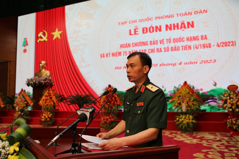 Thiếu tướng Tạ Quang Chuyên, Tổng Biên tập Tạp chí Quốc phòng toàn dân đọc diễn văn tại buổi lễ.
