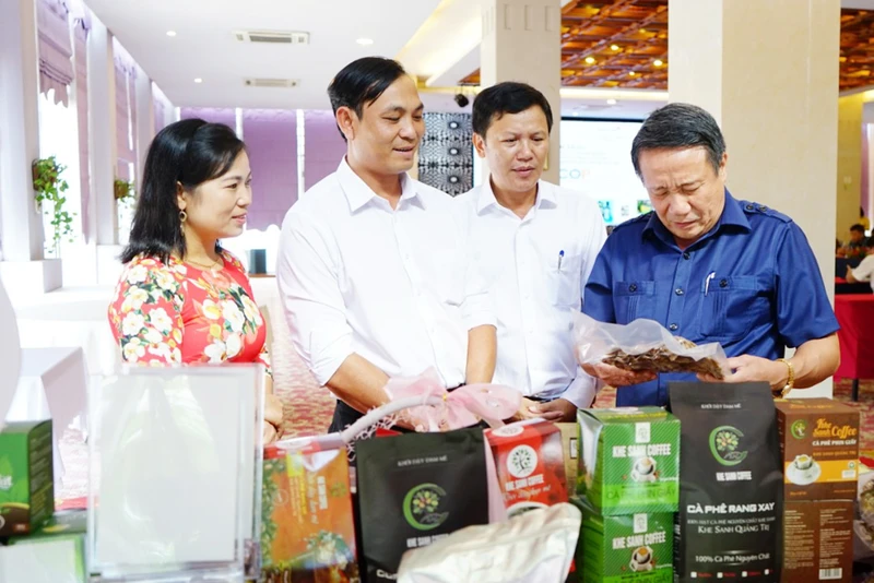 Phó Chủ tịch Thường trực Ủy ban nhân dân tỉnh Quảng Trị Hà Sỹ Đồng (bên phải) thăm gian trưng bày sản phẩm OCOP Khe Sanh Coffee. (Ảnh: LÂM QUANG HUY)
