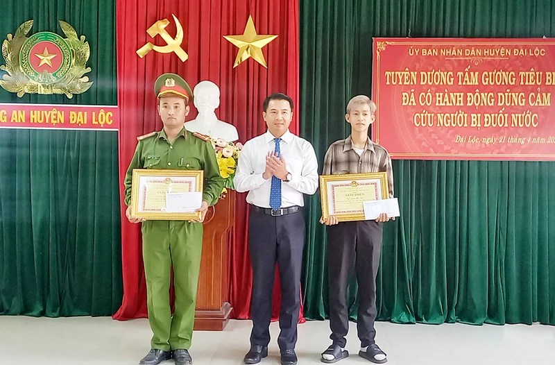 Lãnh đạo huyện Đại Lộc trao Giấy khen tặng Đại úy Nguyễn Phước Đạt và anh Nguyễn Hồng Phúc.