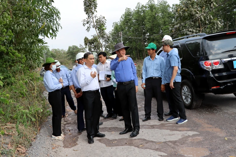 Bí thư Tỉnh ủy Đồng Nai Nguyễn Hồng Lĩnh thị sát khu vực khai thác đá xả nước thải ra sông Buông.