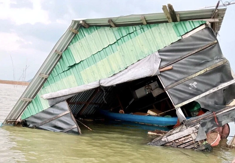 Bè nuôi cá của người dân ở khu vực lòng hồ Trị An bị chìm sau trận lốc xoáy.