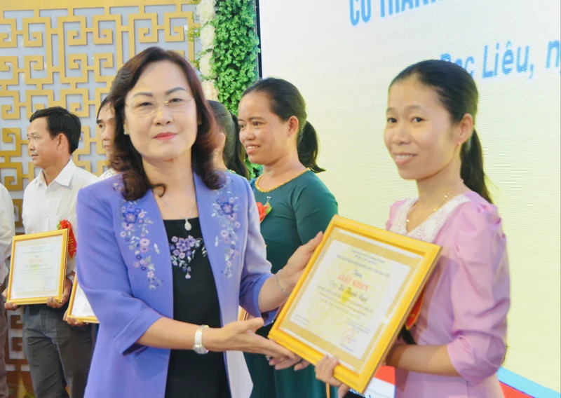 Phó Bí thư Thường trực Tỉnh ủy Bạc Liêu Lê Thị Ái Nam trao thưởng giáo viên xuất sắc.