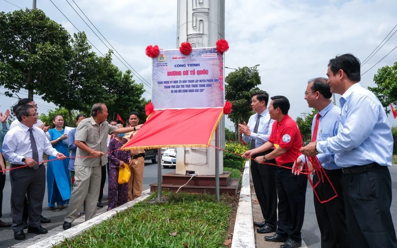 Nghi thức khánh thành “Đường cờ Tổ quốc” thành phố Cần Thơ.