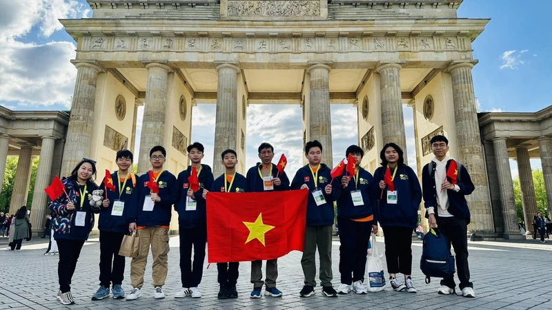 Đoàn học sinh quận Ba Đình (Hà Nội) tham dự kỳ thi Olympic Toán quốc tế.