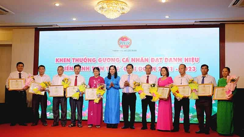 Lãnh đạo Hội Nông dân Thành phố Hồ Chí Minh biểu dương các cá nhân đạt danh hiệu “điển hình tiên tiến” giai đoạn 2021-2023.