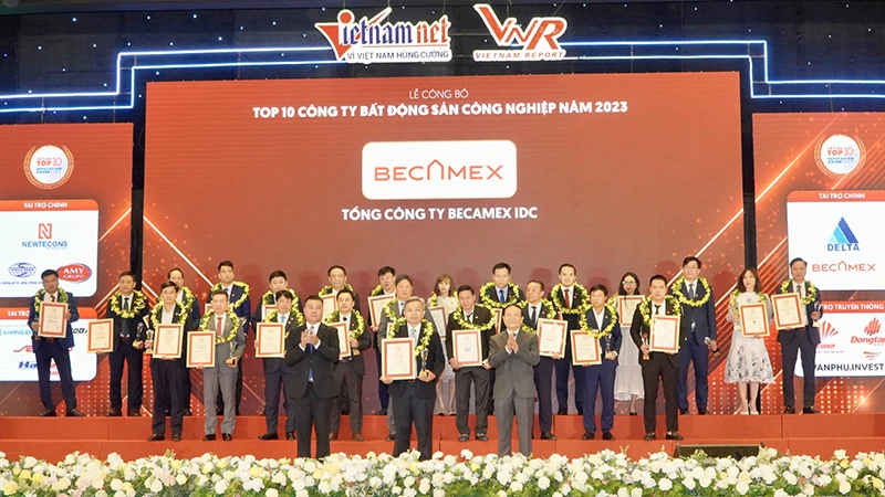 Ông Nguyễn Văn Thanh Huy, Phó Tổng Giám đốc Tổng Công ty Becamex IDC (đứng giữa, hàng đầu) nhận Cúp và Giấy chứng nhận Top 10 Công ty bất động sản công nghiệp uy tín năm 2023.