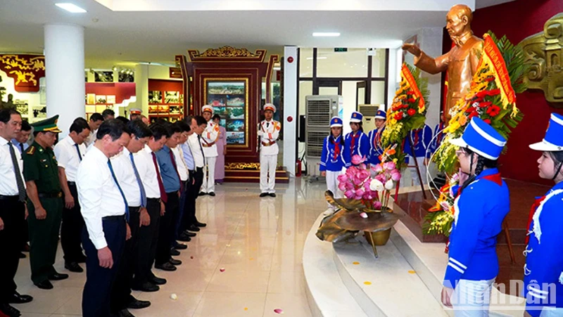 Lãnh đạo tỉnh và các ban, ngành tổ chức dâng hoa lên Bác tại Bảo tàng Hồ Chí Minh tỉnh.