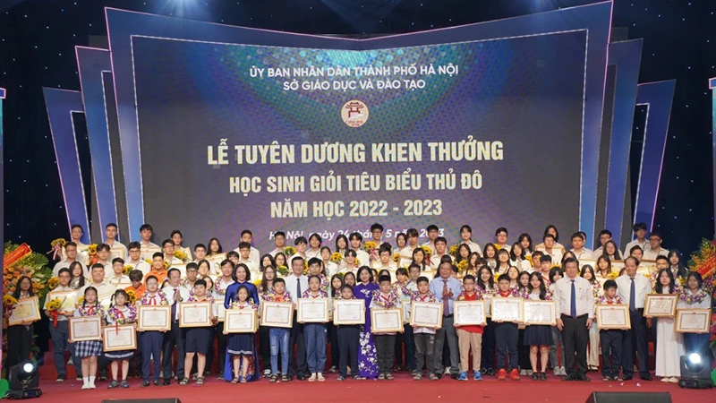 Các em học sinh giỏi tiêu biểu Thủ đô được tuyên dương khen thưởng năm học 2022-2023.