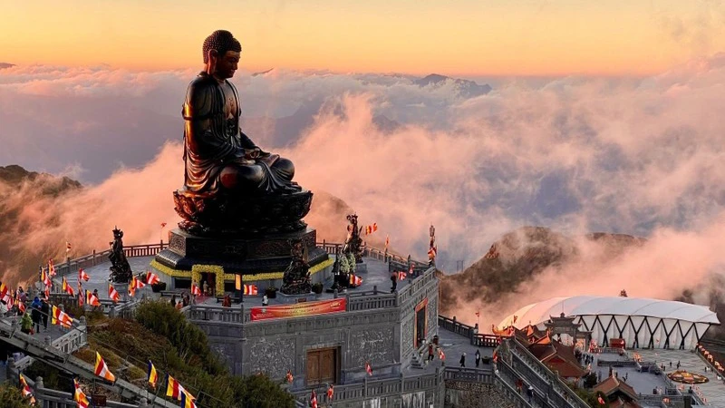 Đại Tượng Phật A Di Đà trên đỉnh Fansipan-Sa Pa, được mệnh danh là "nóc nhà Đông Dương". (Ảnh: TL)