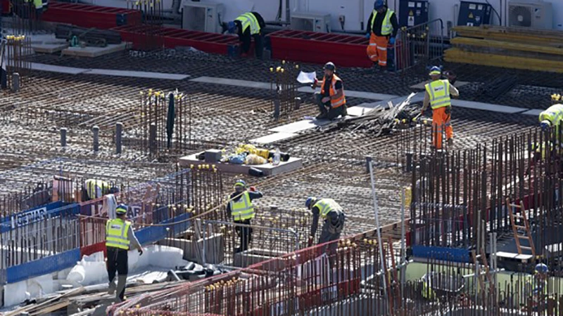 Công nhân làm việc tại một công trường xây dựng ở phía nam thủ đô London, Anh. (Ảnh: AFP/TTXVN)