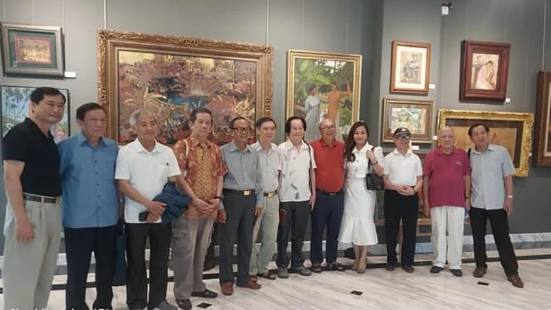 Đoàn Hội Nhà văn Việt Nam tham quan Bảo tàng.