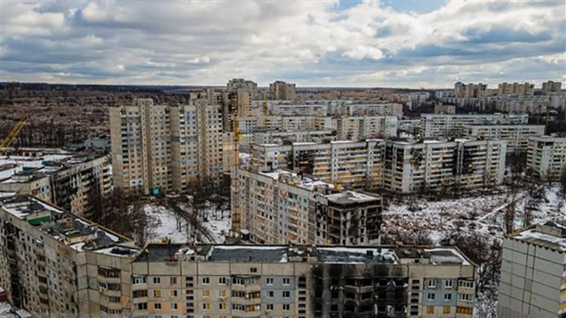 Một tòa chung cư bị phá hủy trong xung đột, tại Saltivka thuộc vùng Kharkiv, Ukraine ngày 20/2/2023. (Ảnh: AFP/TTXVN)