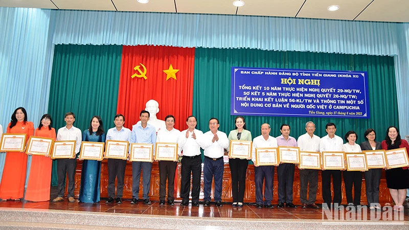 Tặng Bằng khen của Ban Chấp hành Đảng bộ tỉnh Tiền Giang khóa XI cho các tập thể có thành tích nổi bật.