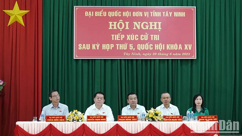 Đồng chí Nguyễn Trọng Nghĩa, Bí thư Trung ương Đảng, Trưởng Ban Tuyên giáo Trung ương tiếp xúc cử tri. 