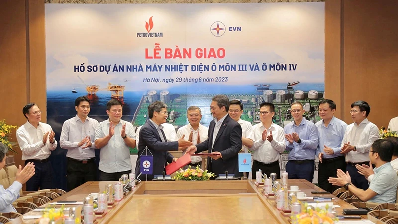 Đại diện EVN và Petrovietnam ký kết Biên bản bàn giao.