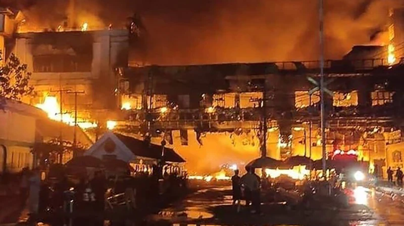 Vụ cháy tại một tổ hợp sòng bài-khách sạn ở Poipet, Campuchia.(Nguồn: AFP/TTXVN)