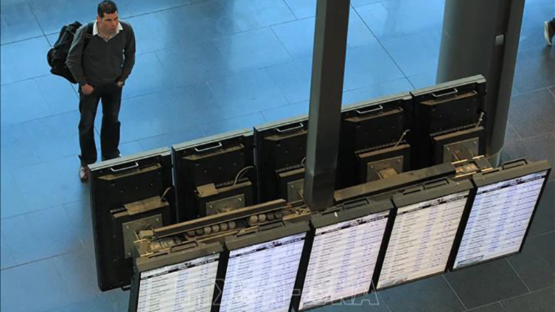 Hành khách theo dõi thông tin chuyến bay tại sân bay quốc tế Dublin, Ireland. (Ảnh minh họa: AFP/TTXVN)