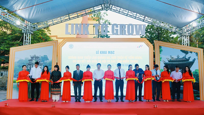 Lễ cắt băng khai mạc hội nghị “Xúc tiến đầu tư, thương mại, du lịch Hà Nội và các tỉnh miền Trung kết nối cùng phát triển - Link to Grow”. (Ảnh: HPA)