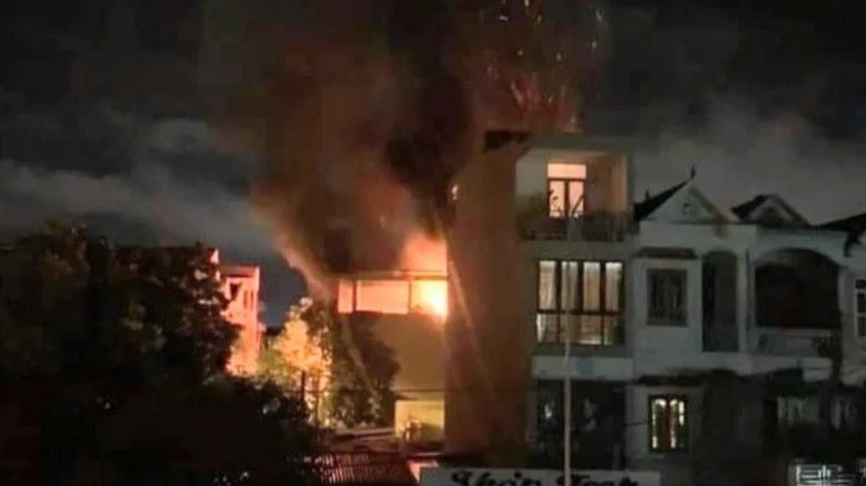 Khu vực ngôi nhà bị cháy vào lúc 3 giờ 30 phút, ngày 15/7, tại đường Lạc Long Quân, tổ 14, phường Tân Thịnh, thành phố Hòa Bình.