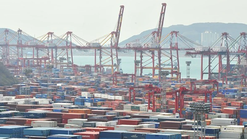 Container hàng hóa được bốc dỡ tại cảng Busan, Hàn Quốc. (Ảnh: AFP/TTXVN)