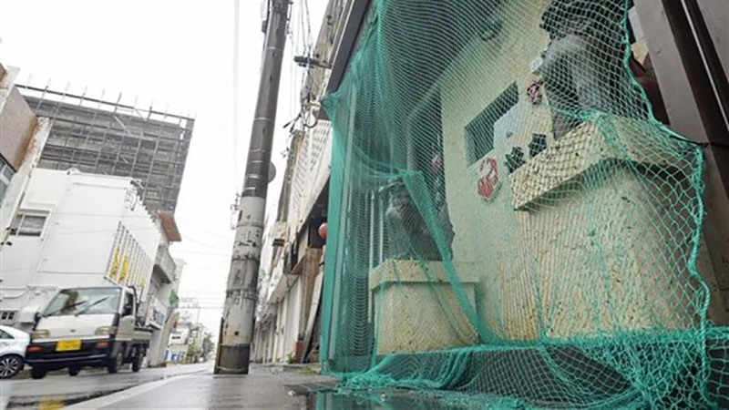 Cửa một nhà hàng được che chắn bằng lưới nhằm ứng phó bão Mawar tại Miyakojima, tỉnh Okinawa (Nhật Bản) hồi tháng 6. (Ảnh: Kyodo/TTXVN)