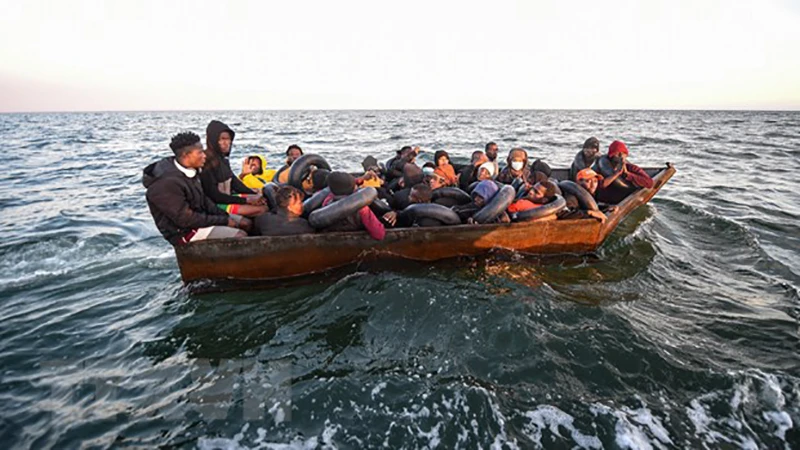 Người di cư chờ được giải cứu trên Địa Trung Hải. (Ảnh: AFP/TTXVN)