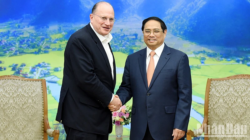 Thủ tướng Phạm Minh Chính (bên phải) tiếp ông Mark Tucker, Chủ tịch Tập đoàn Ngân hàng HSBC (Anh). (Ảnh: TRẦN HẢI)
