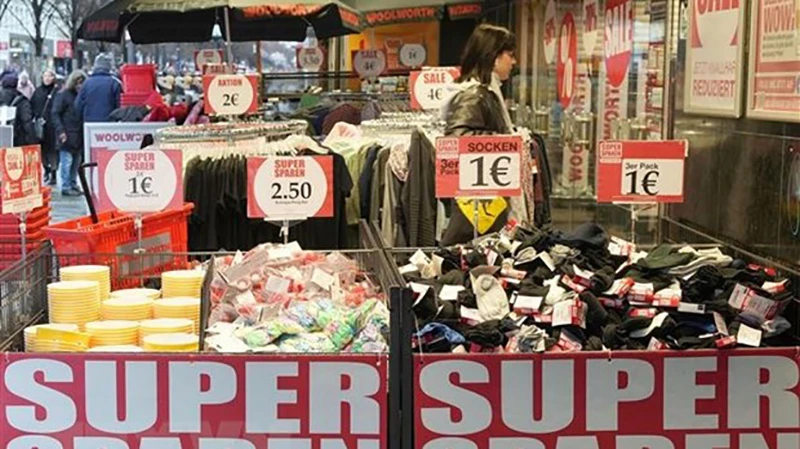 Giá hàng hóa được niêm yết tại một khu chợ ở Berlin, Đức. (Ảnh: THX/TTXVN)