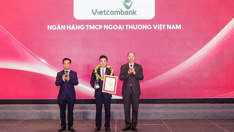 Đại diện Vietcombank (đứng giữa) nhận danh hiệu “Ngân hàng uy tín nhất Việt Nam năm 2023” từ Ban Tổ chức.