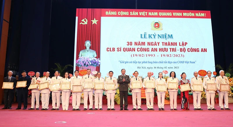 Bộ trưởng Công an Tô Lâm trao Bằng khen Bộ Công an tặng các tập thể, cá nhân xuất sắc tại Lễ kỷ niệm 30 năm Ngày thành lập Câu lạc bộ sĩ quan Công an hưu trí Bộ Công an.